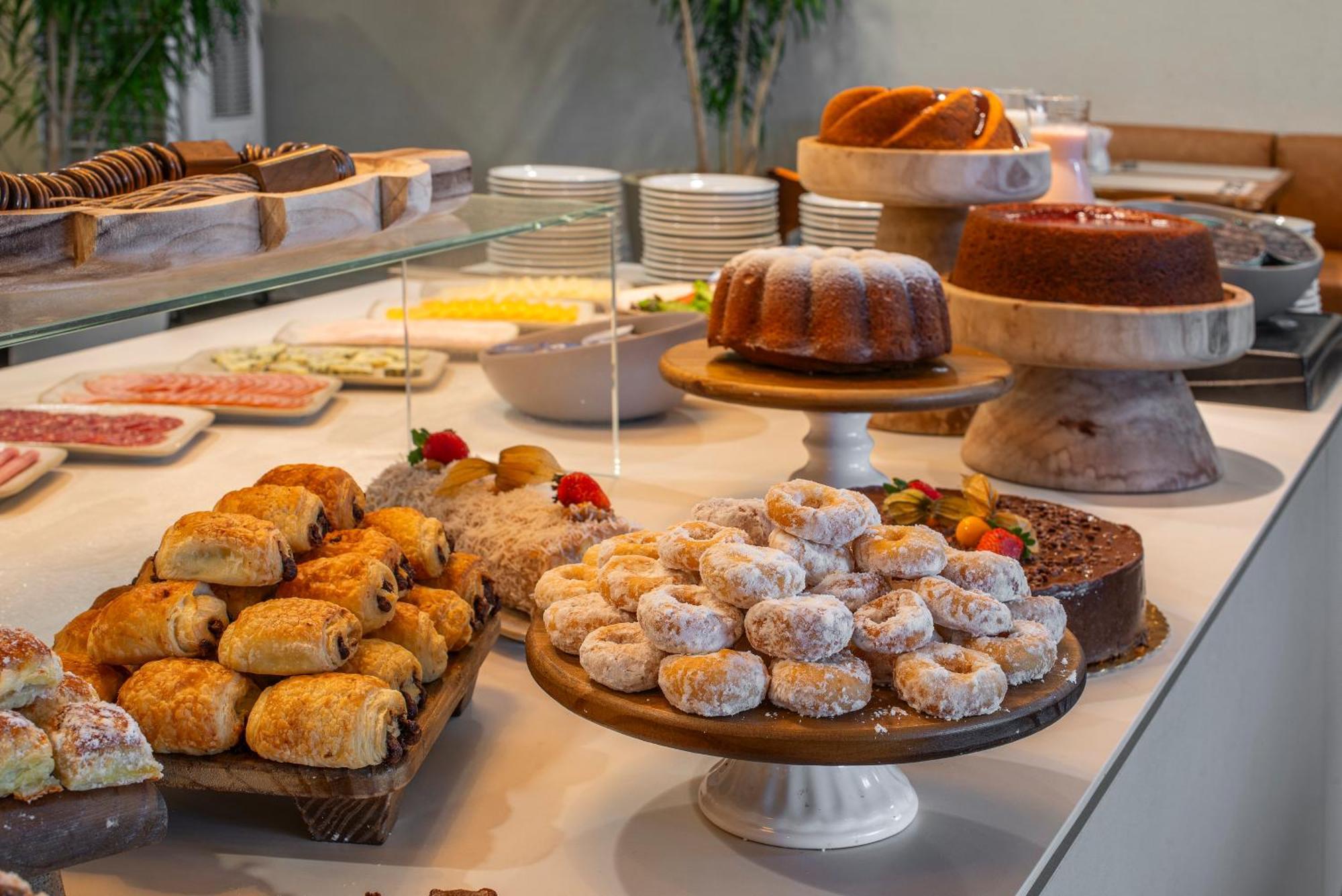 Lifestyle Laghetto Collection Hotell Rio de Janeiro Exteriör bild A selection of pastries at a buffet