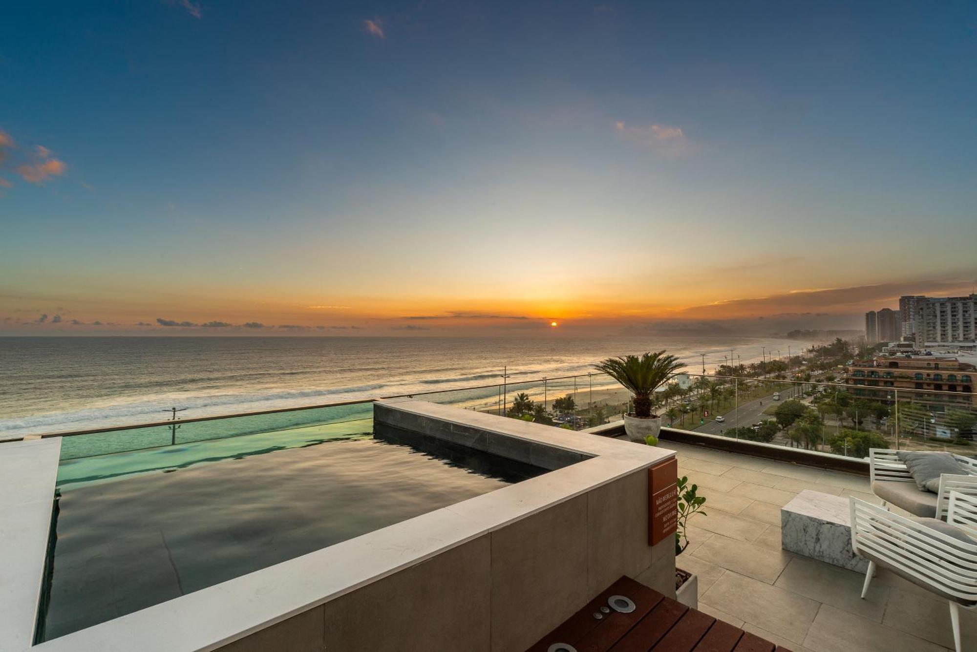 Lifestyle Laghetto Collection Hotell Rio de Janeiro Exteriör bild Sunset at the rooftop pool