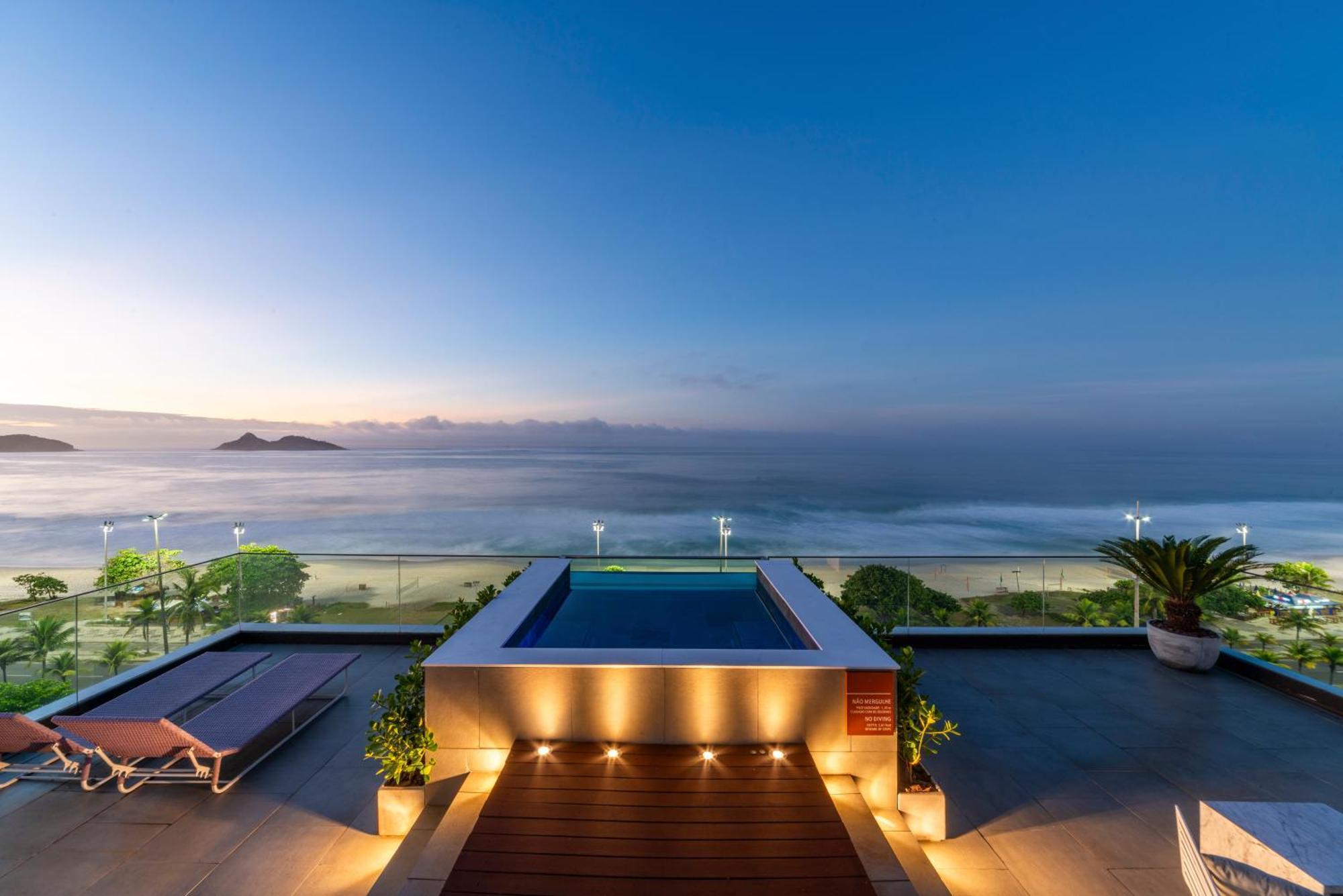 Lifestyle Laghetto Collection Hotell Rio de Janeiro Exteriör bild The rooftop pool at the hotel